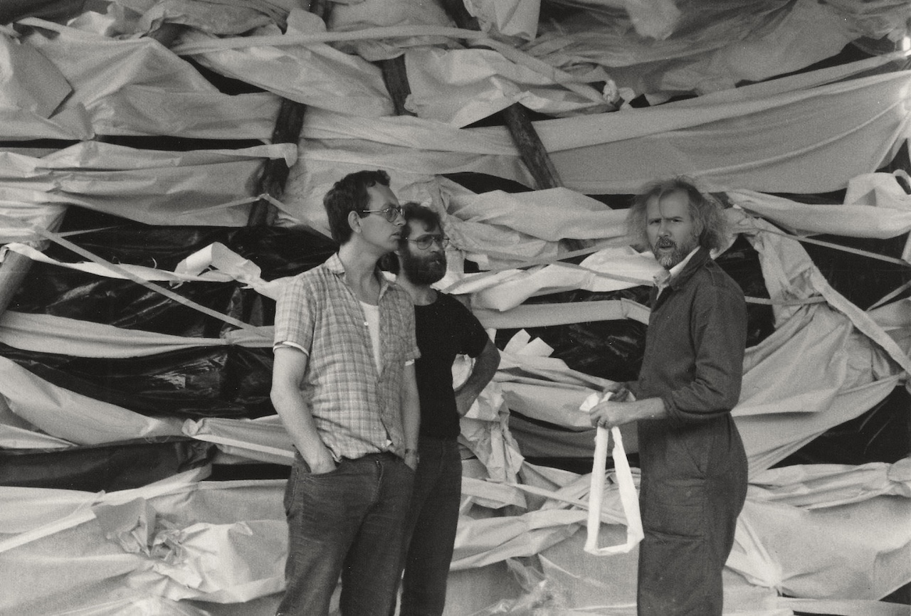 Vlnr Johan Jansen, Fons van Iersel en Sjef Wiersma tijdens Poetry Picknick in september 1984 Oostelbeers.